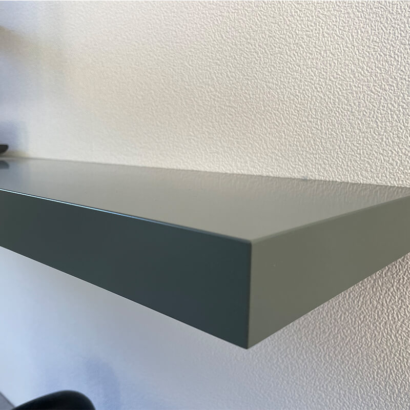 Foto van gespoten keukenwandplank als tv meubel - keukenwandplank.nl